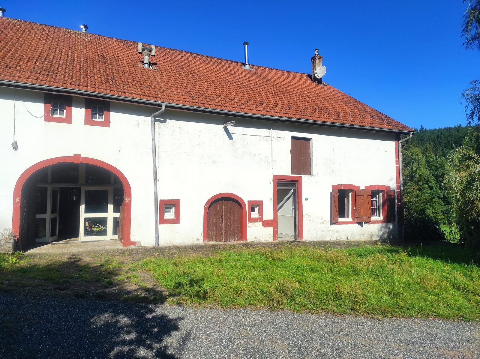 Façade en pierre du Gîte de l'Étang, côté étang — Domaine du Moulin de Bois de Champ