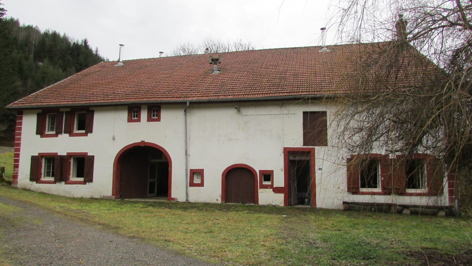Façade en pierre du Gîte de la Forêt, côté route forêt — Domaine du Moulin de Bois de Champ